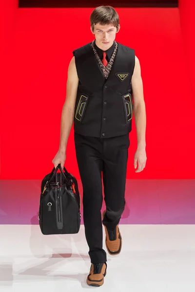 Look 16